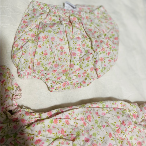 Flower dress with matching hat and bottoms - Picture 4 of 8